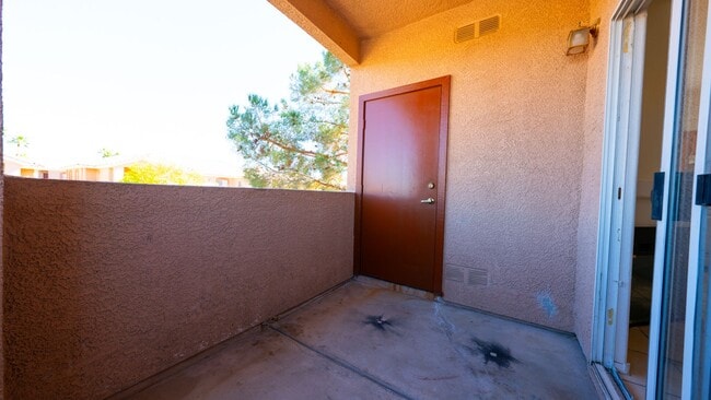 Building Photo - Charming 2bd 2bth Condo