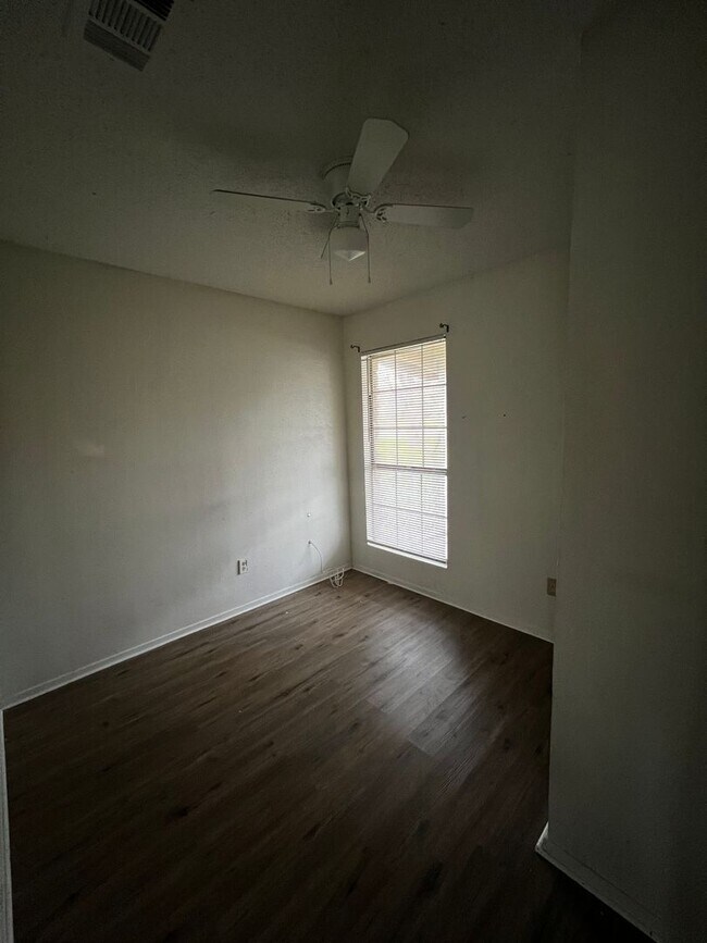 Building Photo - Great 3 bedroom, 2 bath available early April