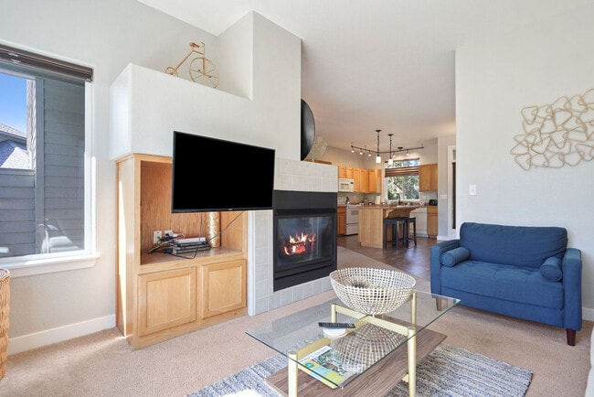Building Photo - 1084 Golden Pheasant Dr