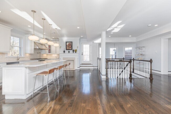 Building Photo - 27 Howland St