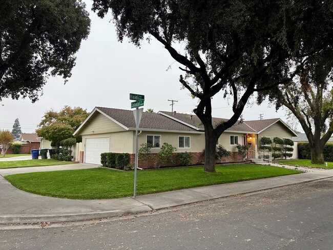 Building Photo - Conveniently located single story home!