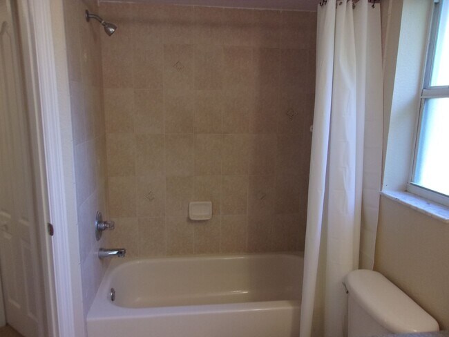 Building Photo - Centrally Located 3 Bedroom Single Family Home