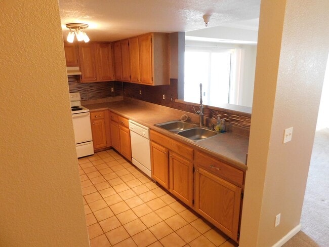Building Photo - 3 Bed | 2 Bath | 1,264 sq ft | Littleton, CO  **Available Mid August**