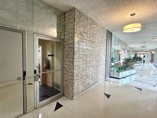 Building Photo - 3950 N Lake Shore Dr