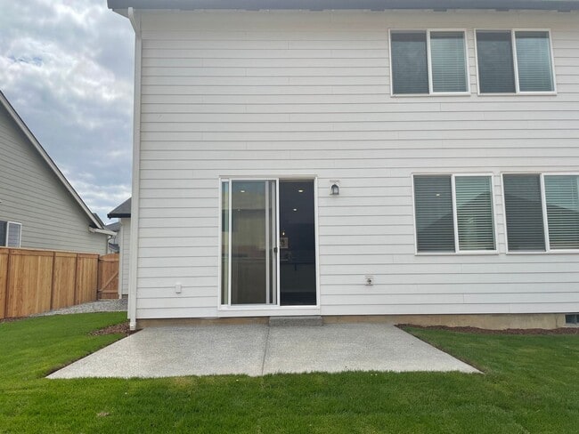 Building Photo - 4 Bed 2.5 Bath Home! Located near the Ridgefield Outdoor Recreation Center, equestrian facilities...