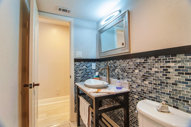 Building Photo - 6940 Brookshire Dr