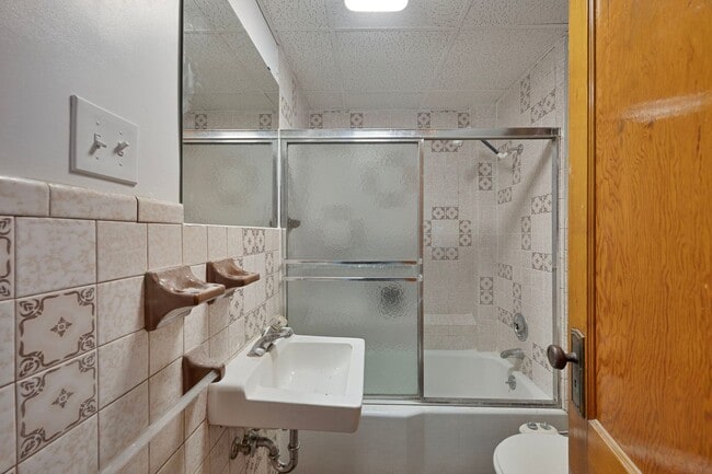 Building Photo - West Price Hill - Charming 3 bedroom 1 bath