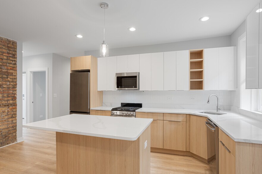 Building Photo - 7389 N Damen Ave