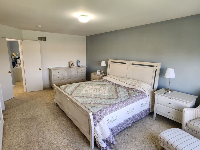 Building Photo - Kenosha 4 bedroom home