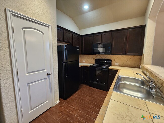 Building Photo - 538 Creekside Cir