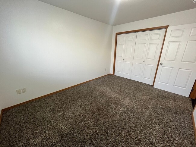 Building Photo - 2 Bedroom /1 Bath Apartment!