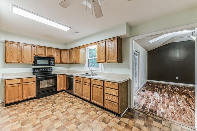 Building Photo - Country Charmer 3Bd/2.5Bth colonial home w/ 2 car garage on 1 acre! $1000 first month credit!