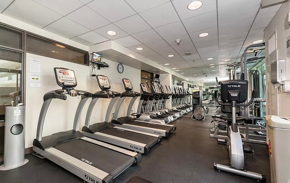 Building Photo - 425 W Beech St