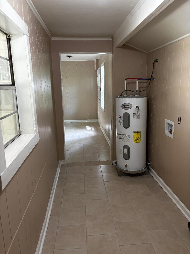 Building Photo - 3624 Sunrise St