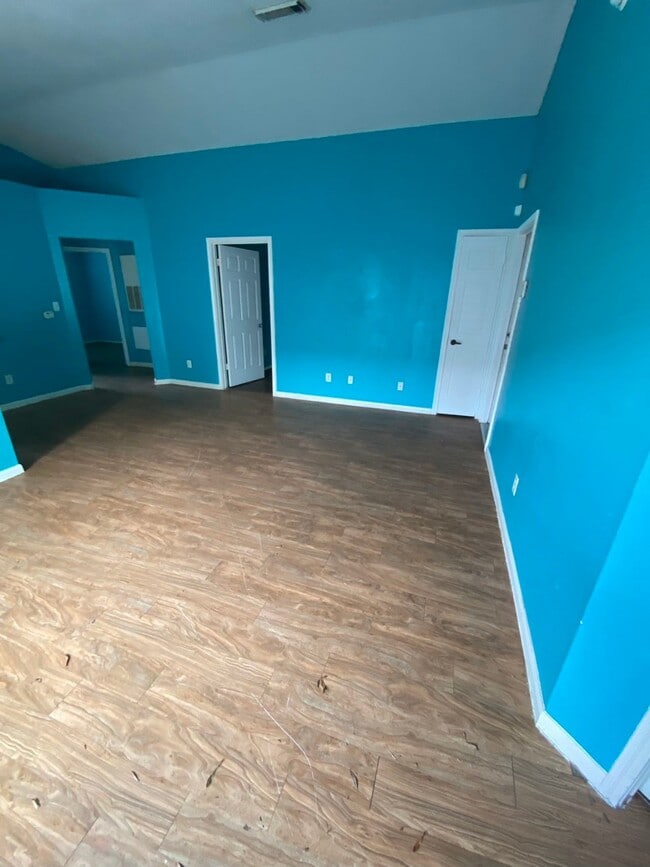 Building Photo - 15823 Ridgecroft Rd