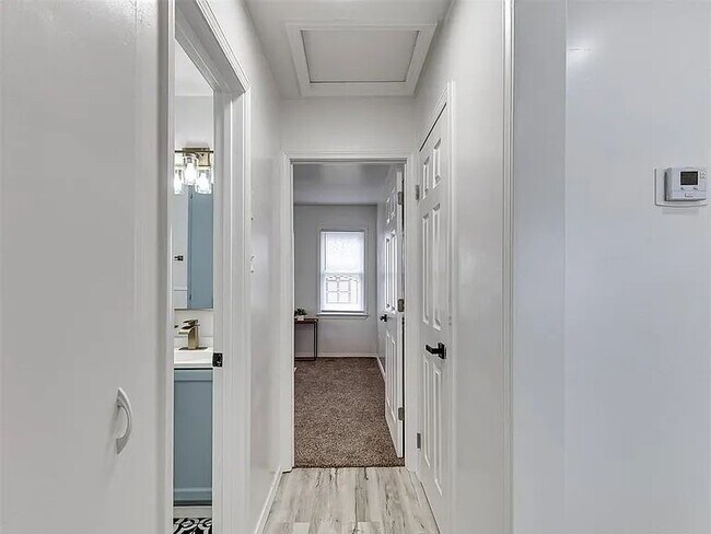 Building Photo - Modern Comfort in Every Square Foot