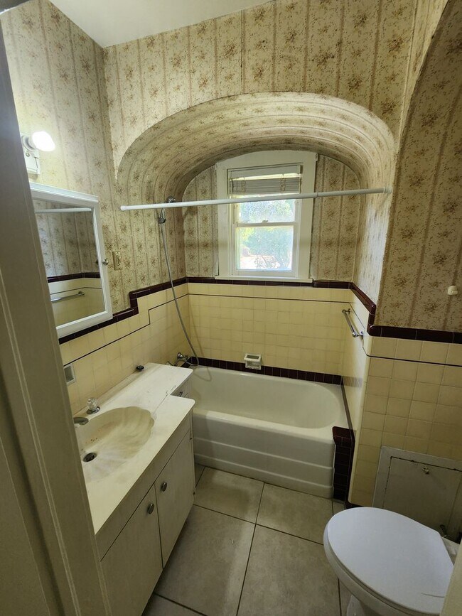 Building Photo - Three Bedroom Home; 1,800 sq ft, 2 car Garage