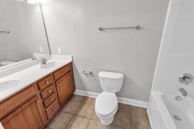 Building Photo - Spacious 3 bedroom 2.5 bath Townhome with 1 car garage