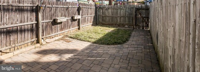 Building Photo - 2 Bedroom Plus Den in a GREAT AREA