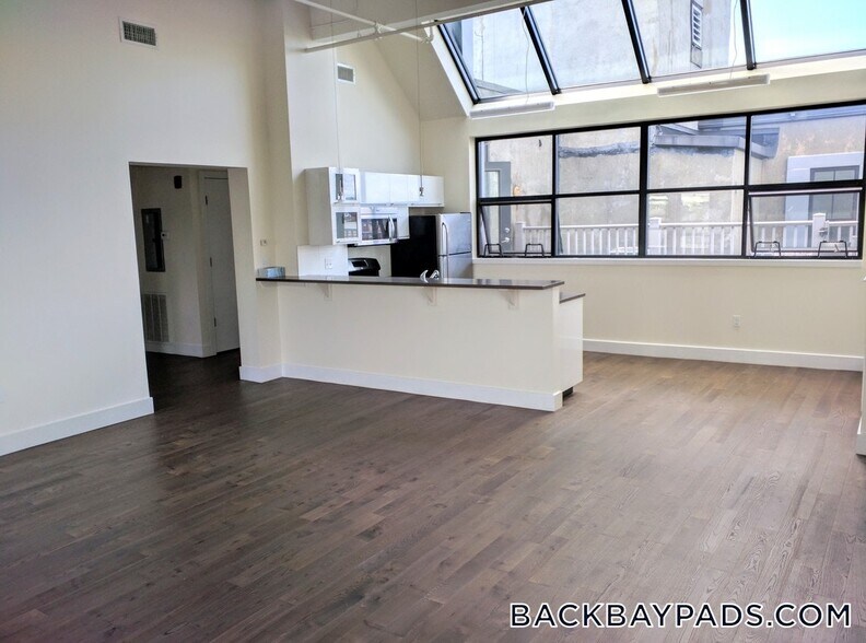 Building Photo - 1126 Boylston St