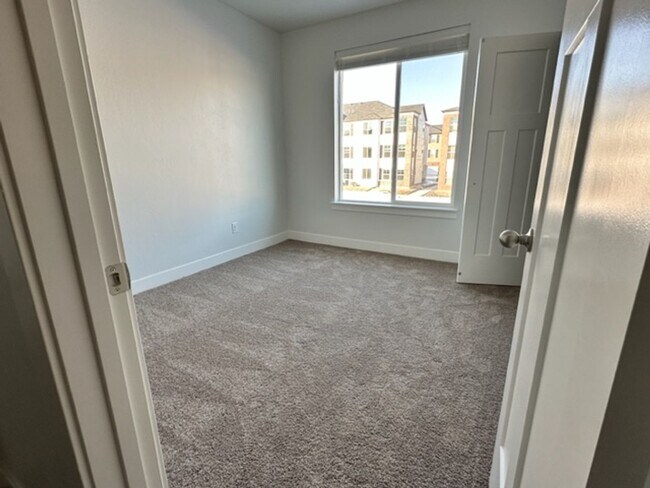 Building Photo - Gorgeous Condo!