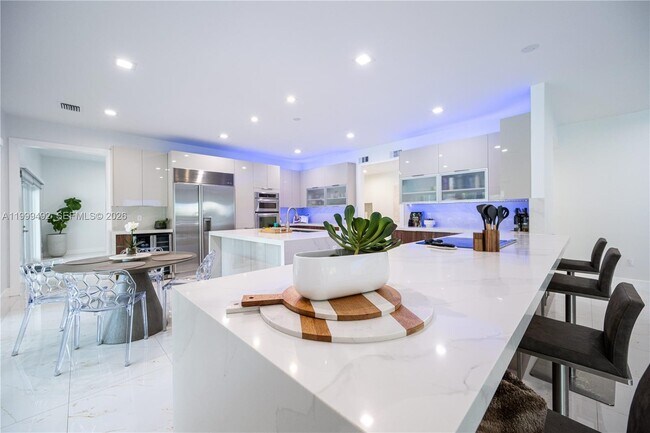 Building Photo - 7125 Los Pinos Blvd