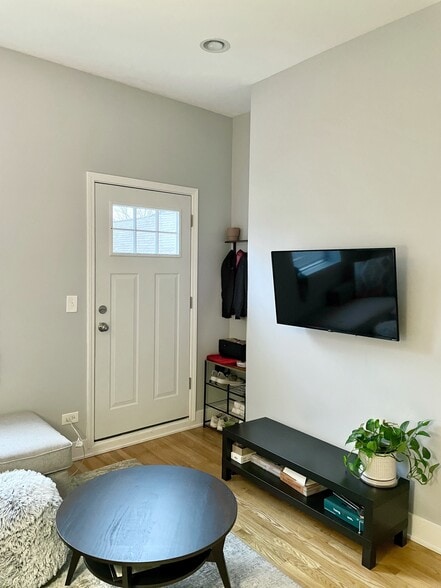 Building Photo - 2135 S Fairfield Ave