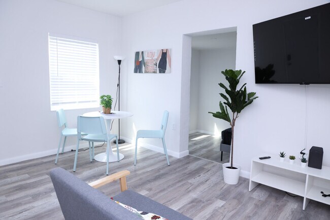 Building Photo - 1109 Douglas Rd