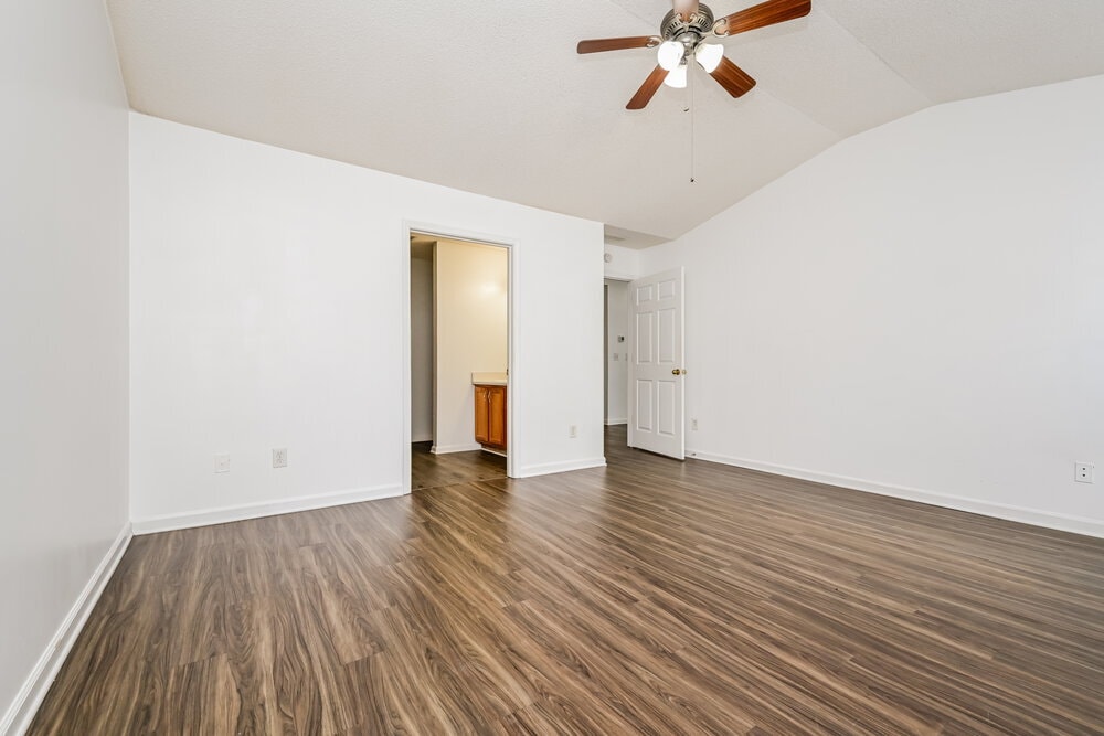 Building Photo - 2167 Red Oak Cir