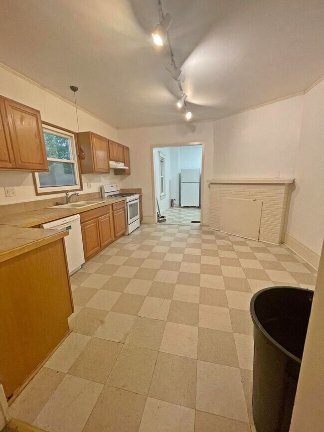 Building Photo - 7 Bedroom Close to Ross, Yost, and UM campus!