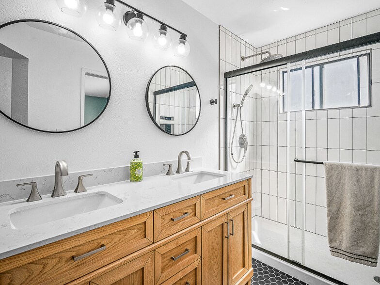 Building Photo - 23889 Oakmont Way