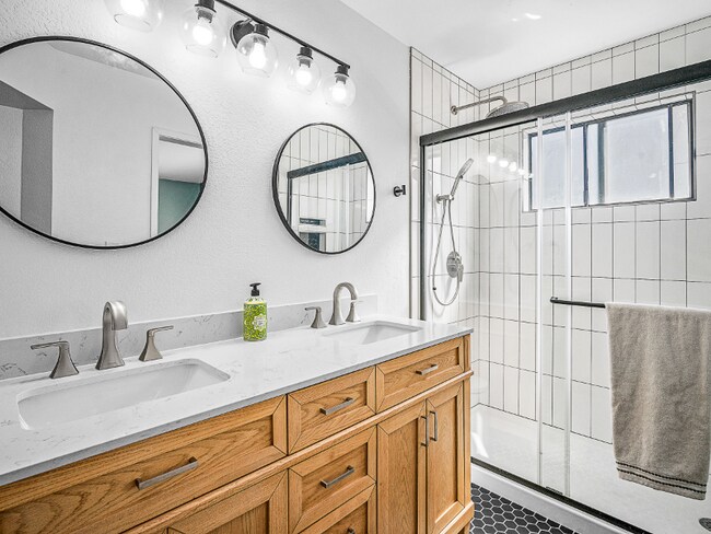 Building Photo - 23889 Oakmont Way