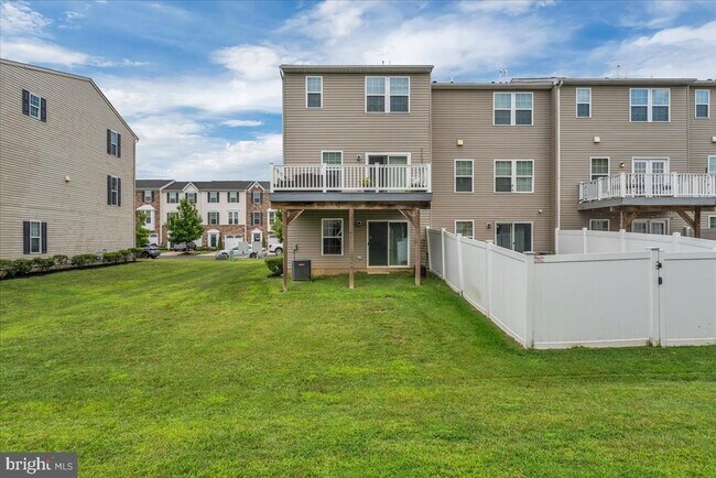 Building Photo - 111 Village Green Ln