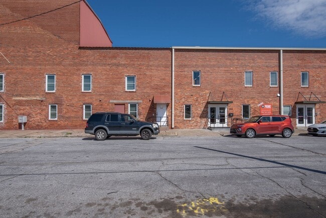 Building Photo - Spacious 2 BD/ 1BA apartment in great location in Downtown Augusta for rent!