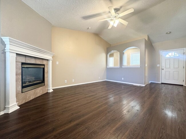 Building Photo - Modern and Updated 3bd/2b Home for Rent in...