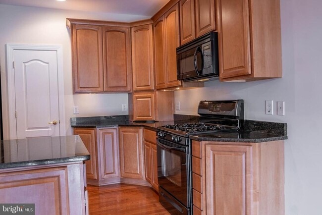 Building Photo - 204 Seneca Way