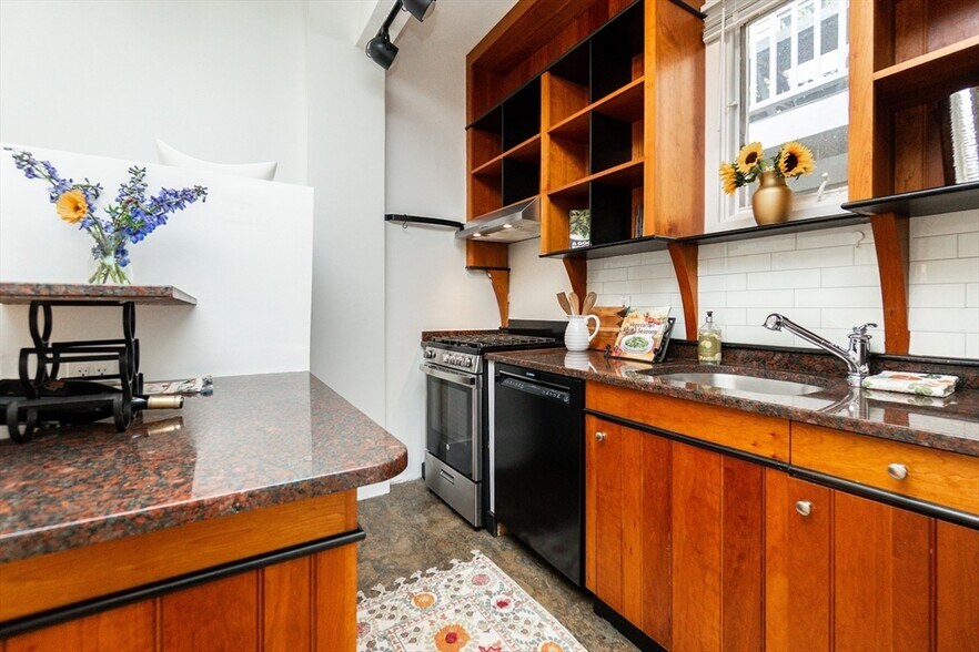 Building Photo - 69 Walker St