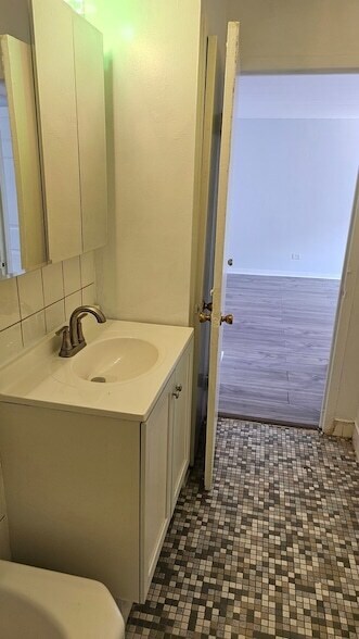 Building Photo - 2025 W Granville Ave