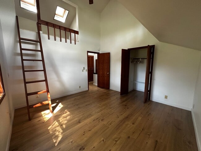 Building Photo - Spacious 4 bedroom, 3 bathroom home