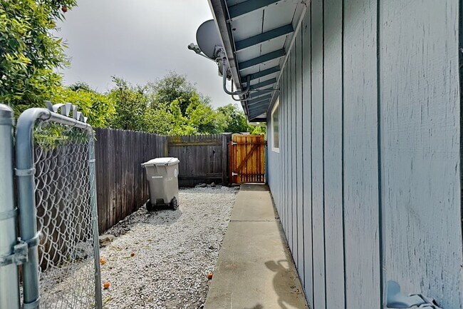 Building Photo - Halfplex with yard in South Land Park