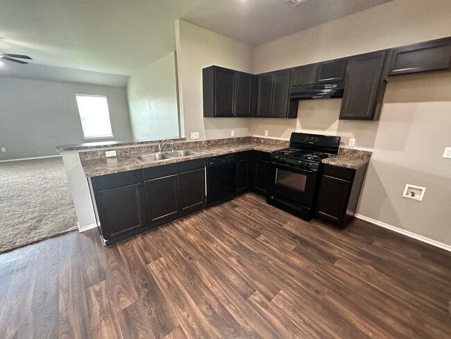 Building Photo - 3 bed 2 bath in Mustang- Move in Special!