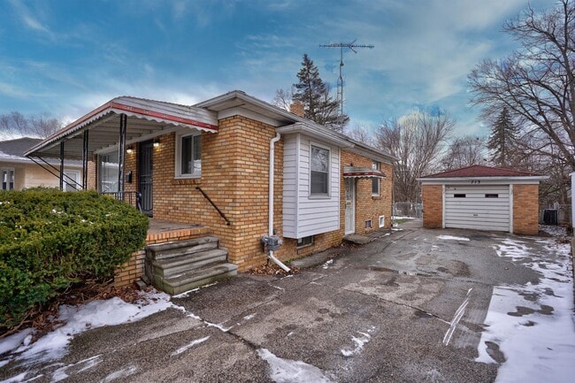 Building Photo - 713 St Clair St