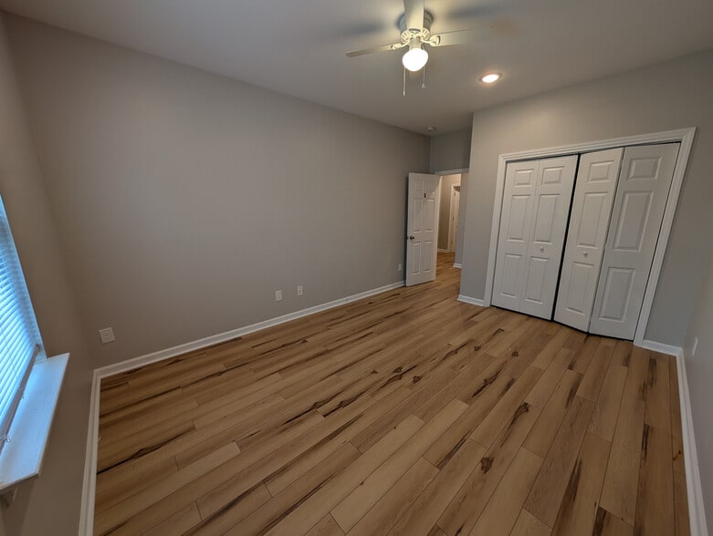 Building Photo - Room in House on Stone Mountain Dr