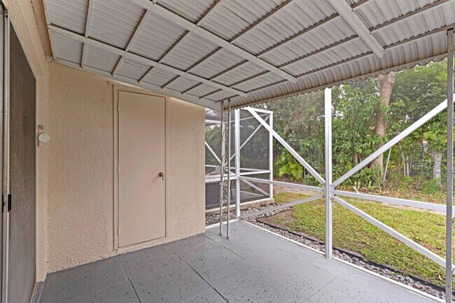Building Photo - 8555 Bella Vista Dr