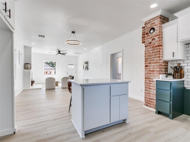 Building Photo - 1215 NW 8th St