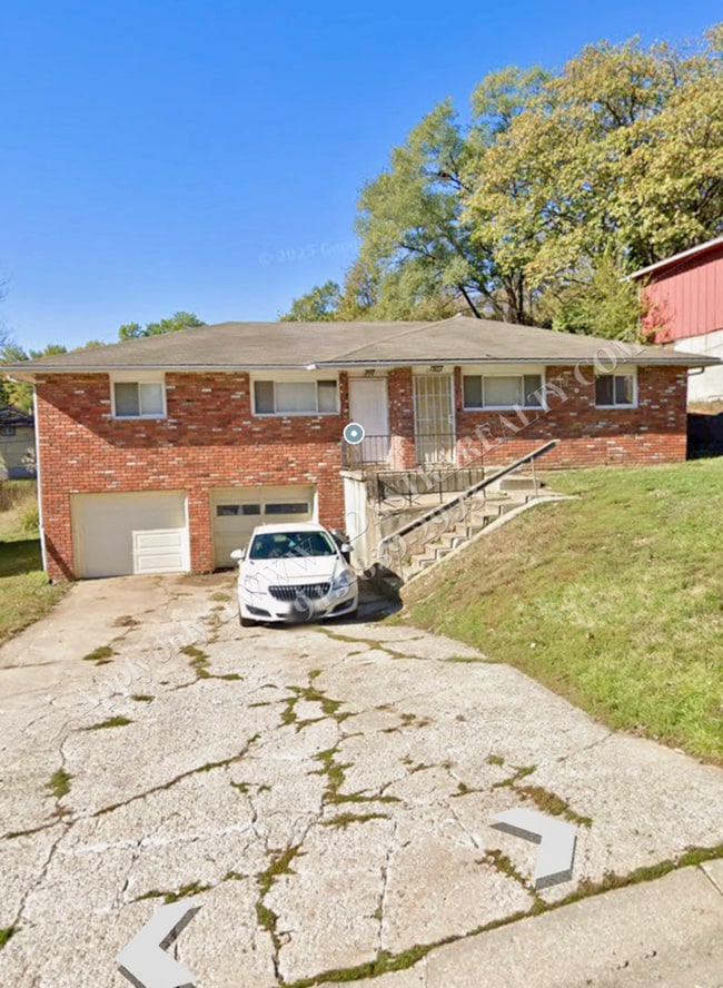 Primary Photo - Cozy 2 Bed 1 Bath Duplex in KCK-Available NOW!!