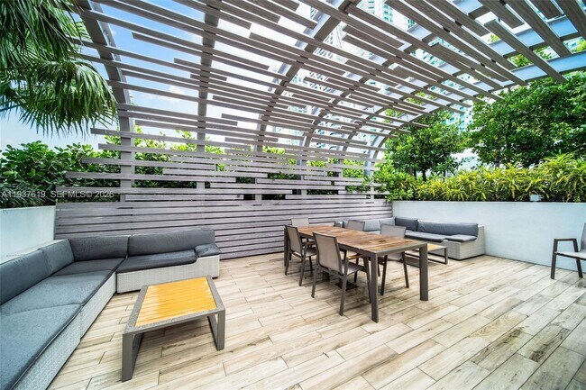 Building Photo - 851 NE 1st Ave