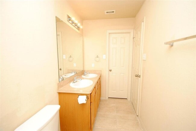 Building Photo - 2703 Alvar Dr