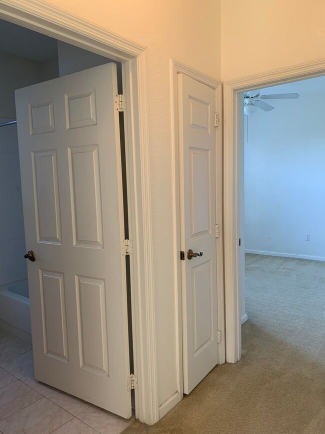 Building Photo - Lovely 3 Bedroom 2 Bath Condo