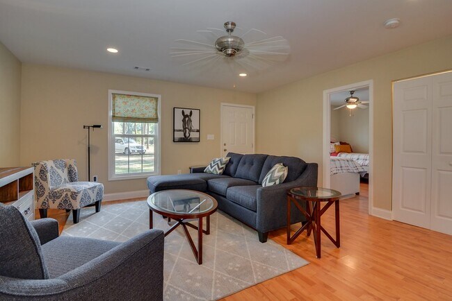 Building Photo - 261 4 Oaks Rd